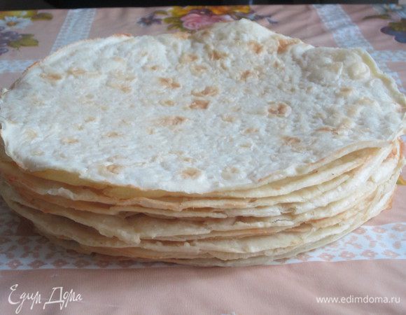 Получается вот таких 12 коржей. Обрезки от теста идут на посыпку торта.