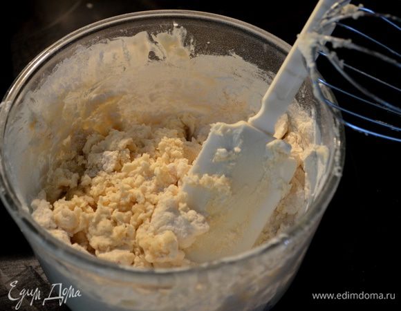 Разогреть духовку до 210гр.В небольшой миске смешать вместе масло,сметану и муку.