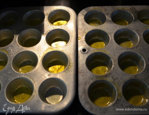 В смазанные формы выкладывать по одной столов.ложки теста.