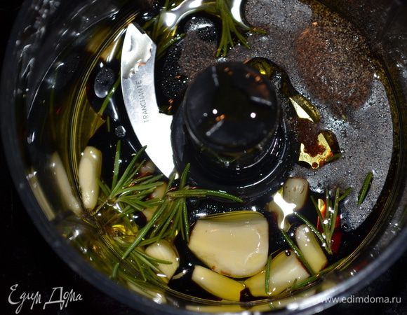 В фудпроцессоре размять: чеснок, розмарин,олив.масло,бальзамич.уксус,соль и перец.