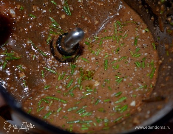 Пульсировать до измельчения.  Выложить 3/4 части на мясо.И выпекать при тем-ре 225гр.