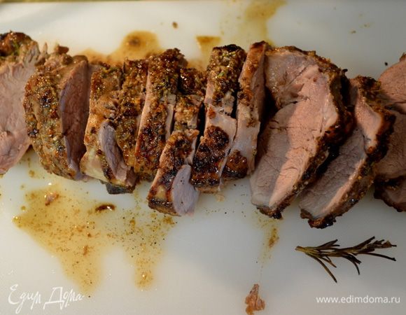 Приготовить картофель,выложить на него оставшуюся смесь и выпекать рядом с мясом в отдельной посуде жаропрочной.Примерно 50-60мин.
Я делала без картофеля.
Мясо готовое вытащить из духовки и дать ему  отдохнуть 10мин.Затем порезать порционно.