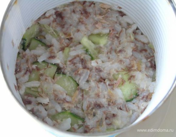 А теперь бонус! Если у Вас еще остались ингредиенты, а делать роллы уже нет времени, просто нужно смешать все вместе (огурцы мелко нарезать), кроме креветок. Выложить в кольцо для пирожных (любая жестяная банка без донышек), 