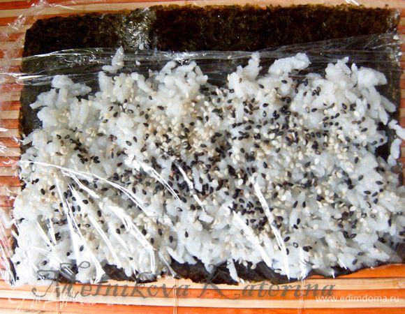 Наложить на рис кусок пищевой пленки, оставленной про запас. 