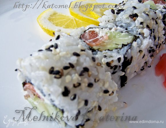 Переложить ролл на разделочную доску, разрезать на порционные кусочки. Приятного аппетита! 