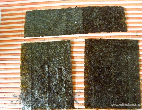 Сперва от листа нори отрезать нужное количество. Для этого отрезать 1/3 часть сверху, а оставшуюся нижнюю часть разрезать пополам.