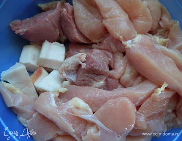 Если куриное мясо грудка, то можно больше сала а то будет суховато.Мясо  и сало можно очень мелко порезать.  