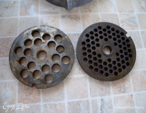 Но у меня не было времени играться. Я просто перемолола все электро мясорубкой с насадкой с большими дырочками. 