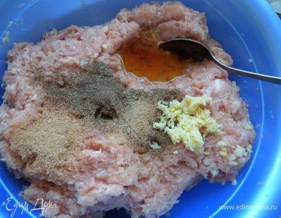 Посолить, поперчить, потереть мускатный орех и подавить чеснок. Фарш хорошо вымесить. Добавить коньяк.  Опять вымесить и немного отбить (покидать в миску). Оставить в холодильник. У меня простояло сутки. Кишки. Должны быть чищенными и чистыми. Одеть на мясорубку насадку для колбасы. Натянуть полностью на нее кишку и наполнить ее варшем. Лучше это делать вдвоем. Один крутит мясорубку и наполняет ее мясов. Второй "формирует" колбасу. Я не завязываю концы. Сразу выкладываем кольца на противень. У меня с такого кол получилось 2 небольших противня. Не отвариваю колбасу. 