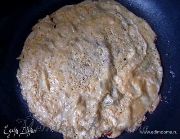 Сперва нужно приготовить омлет. Для этого немного взбить вилкой яйцо с желтком, добавить соевый соус, соль, сахар. На сковороде разогреть растительное масло и вылить приготовленную смесь. Жарить около 2 минут с одной стороны. Омлет ОЧЕНЬ тонкий, как блинчик, он прожаривается хорошо, его можно не переворачивать. Выложить омлет на ровную тарелку. Вырезать из омлета круги при помощи стакана. 