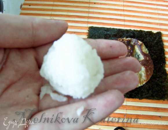 Затем смочив пальцы в рисовом уксусе, скатать из небольшого количества риса шарик. 