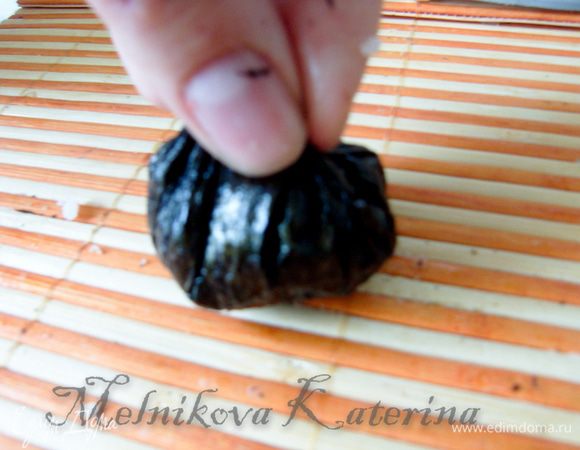 Затем поднять все концы нори, формируя мешочек (поскольку лист нори влажный, все концы соберутся легко и останутся собранными). 