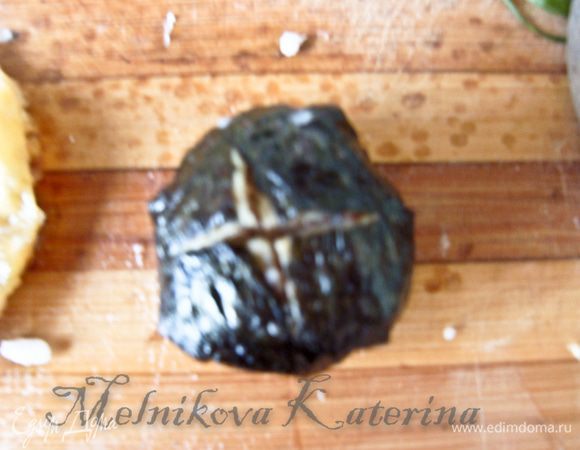 Положить дзакуро-суши на разделочную доску местом склейки вниз. Острым ножом сделать перпендикулярные надрезы. 