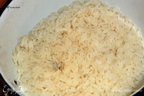 Отварите рис откидным способом до полуготовности.