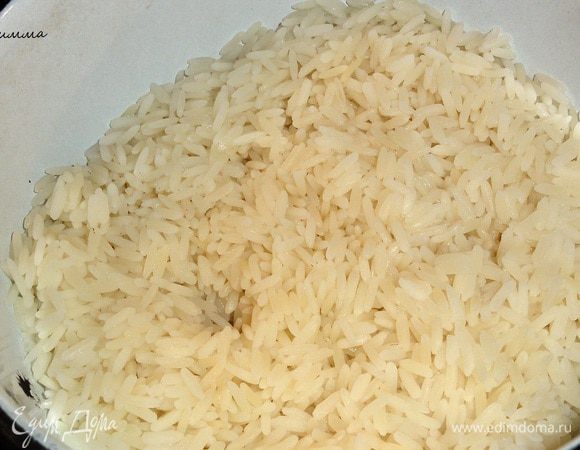 Отварите рис откидным способом до полуготовности.