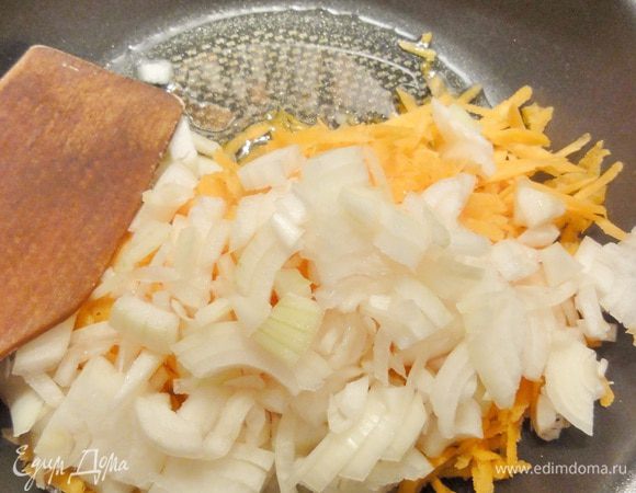 Одновременно обжарьте нашинкованную на терке морковь и лук, на сковороде с добавлением оливкового масла.