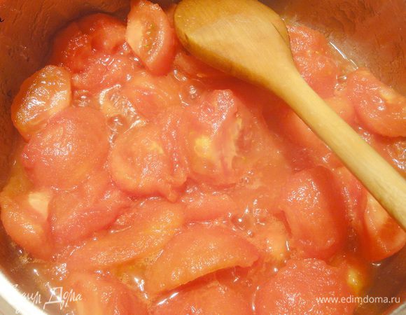 Помидоры порежьте на четыре части, сложите в сотейник и оставьте припускать в собственном соку. 