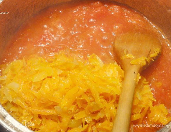 Через 15-20 минут (когда помидоры станут мягкими), добавьте обжаренные овощи и специи (у меня карри) И варите еще 10 минут. Затем снимите с плиты и дайте немного остыть.