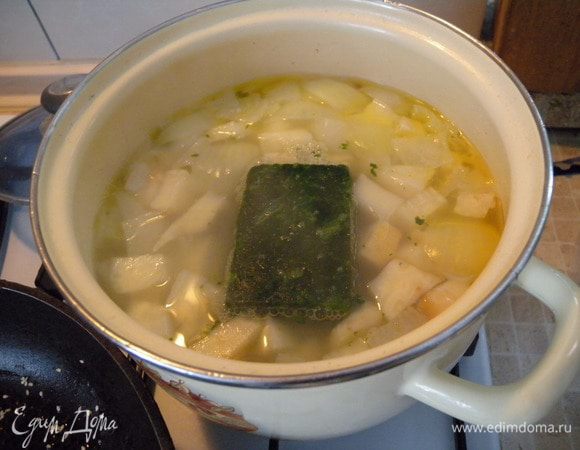 В конце добавить шпинат и проварить пару минут. 