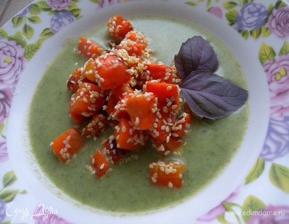 Влить в тарелку суп и насыпать горкой морковь. Украсить зеленью. Приятного аппетита!