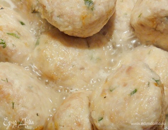 Переложите тефтели в сотейник или глубокую сковороду, добавьте 1 стакан воды и тушите под крышкой 15 минут.