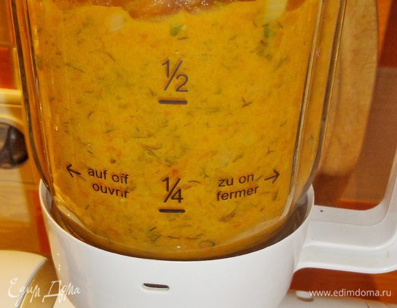 Тем временем переложите наши овощи в блендер, добавьте к ним зелень петрушки, укропа и базилика. Пюрируем и добавляем 1 стакан воды.