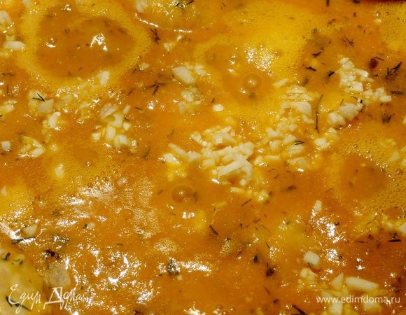 Заливаем тефтели соусом и тушим еще 10 минут на медленном огне. Добавляем мелко рубленный чеснок, перемешиваем и выключаем.