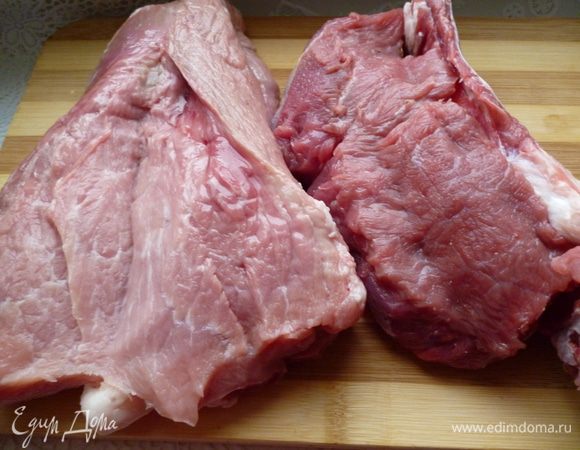 Приготовим мясо.Свинину я использую окорочную часть.Говядину беру вот такую,на косточке.