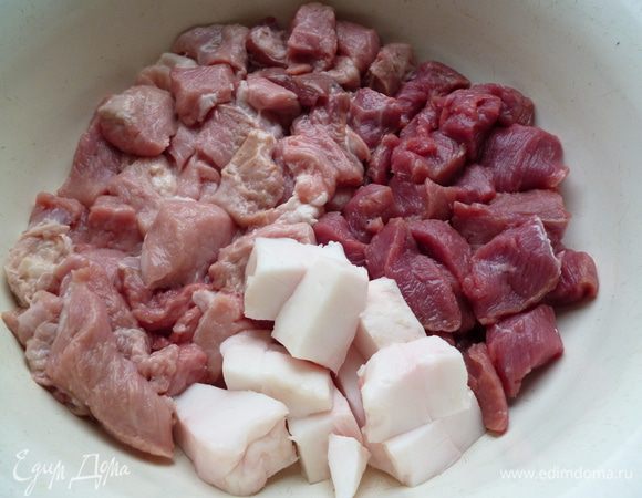Нарезаем мясо и сало кусочками.