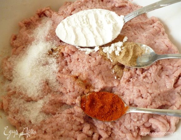 Затем добавляем натертый чеснок, все сухие специи и 1чайную ложку(с горкой) соли,хорошо перемешиваем фарш.