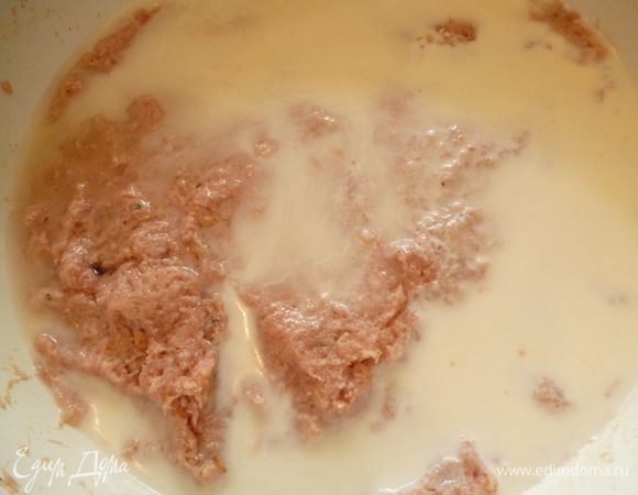 Затем добавляем сливки и половину бульона,опять хорошо перемешиваем,добавляем остальной бульон,опять перемешиваем и пробуем на соль.Если надо,то добавляем еще соли и хорошо отбиваем фарш.Убираем его в холодильник для созревания на 6 часов,а лучше на сутки.