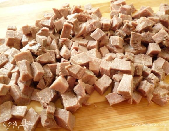 Язык отварить в воде с добавлением луковицы,нескольких горошин черного перца,соли и лаврового листа. Охладить,снять шкурку и нарезать кубиком около 1см.