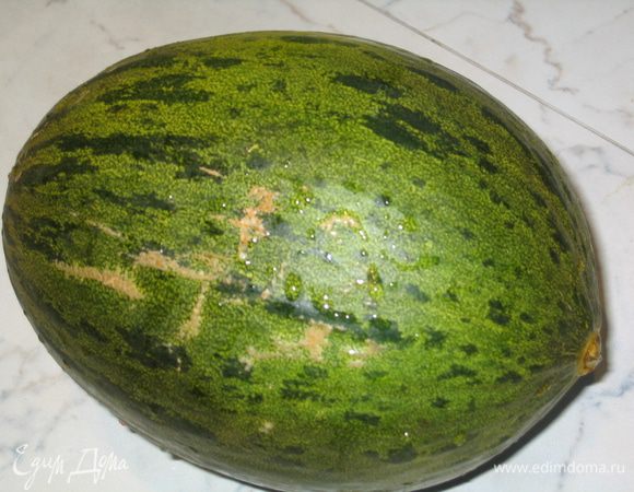 Все ингредиенты должны быть охлажденными. Дыню помыть и разрезать вдоль пополам