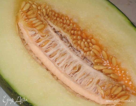 Удалить все семена, очистить от кожицы и нарезать ее вдоль тонкими ломтиками