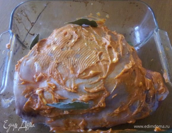 Индюшиное бедро вымыть о и обсушить полотенцем. Посолить, и поперчить.
Обмазываем бедро смесью масла и специй. Если индюшиное бедро с кожей, то и под кожей тоже.