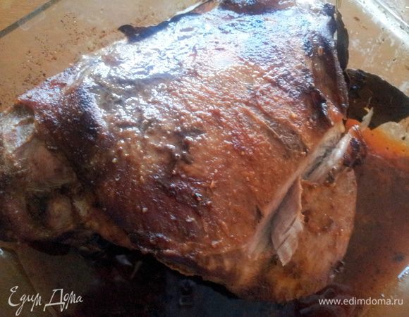 Положить в форму для запекания и поставить в заранее нагретую духовку до 230 градусов, через 40 минут темп. убавить до 200 и готовить примерно час +-,
затем накрыть мясо фольгой и подержать в духовке еще минут 10. Достать из духовки и дать немного остыть. 
