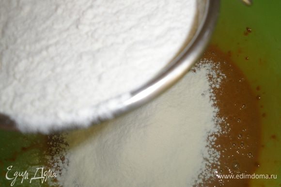 Добавить просеянную муку и сахар с разрыхлителем, все еще раз взбить миксером до однородной массы.
