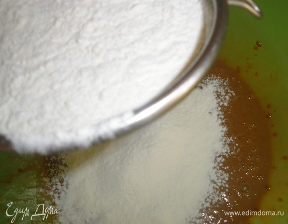 Добавить просеянную муку и сахар с разрыхлителем, все еще раз взбить миксером до однородной массы. 