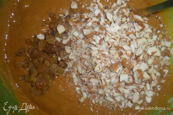 Орехи рубим в блендере и добавляем в тесто. Также добавляем промытый изюм. Перемешиваем.