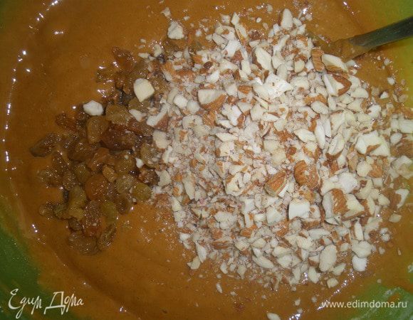 Орехи рубим в блендере и добавляем в тесто. Также добавляем промытый изюм. Перемешиваем. 