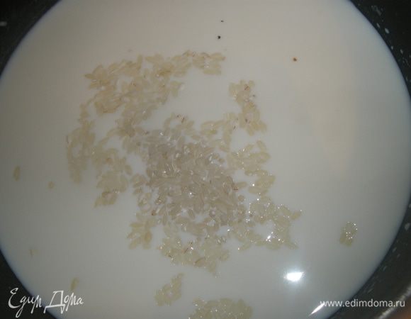 В молоко положить соль, довести до  кипения и всыпать рис. Варить на слабом огне, помешивая 25 минут. 
