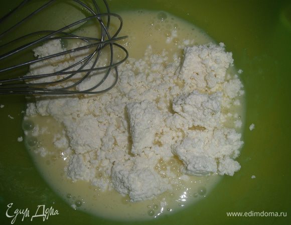 Яйца взбить с сахаром. Добавить лимонный сок. 