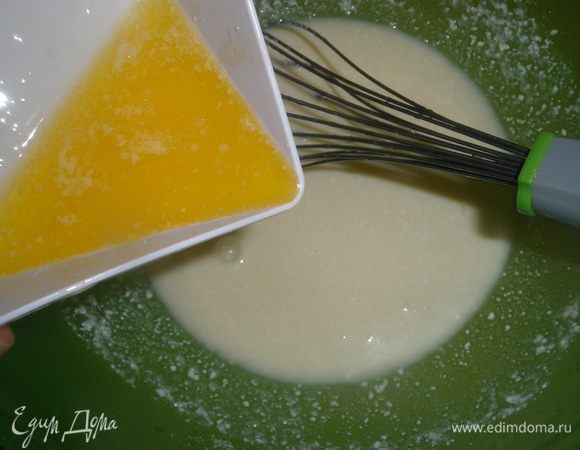 Влить растопленное сливочное масло. 