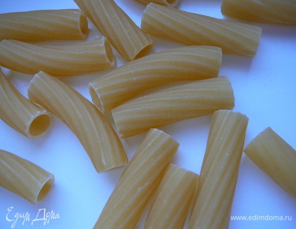 Пока готовиться фарш и соус,отварить "Ригатони"с подсоленной кипящей воде до готовности(аль-денте),время приготовления указано на упаковке.Откинуть на дуршлаг,дать стечь воде.Переложить в емкость и добавить 1 ст.л. оливкового масла,перемешать.