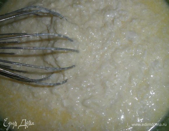 Добавить творог и слегка остуженный рис. Все перемешать. 