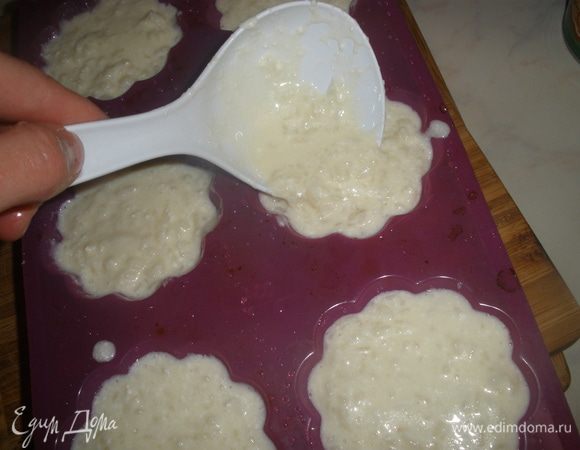 Разложить по формочкам для маффинов. Я их ничем не мазала, лишь слегка смочила водой, все прекрасно отошло!