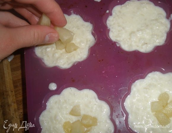 В центр каждойго кекса уложить по 6-7 кусочков ананасов - чем больше влезет -  тем лучше!!!!! Выпекать 40 минут при температуре 180 градусов. 