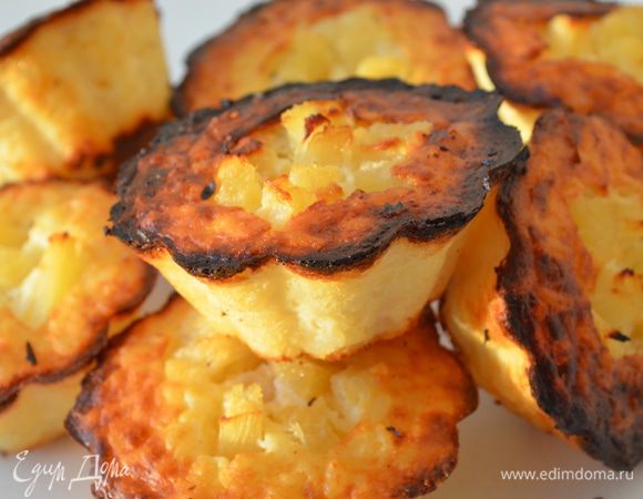 Гоотовые тортики остудить и уже тогда вынимать. 