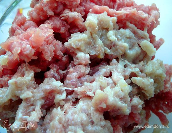 Говядину перемолоть на фарш,добавив в фарш так же перемолотую луковица,слегка присолить фарш. 