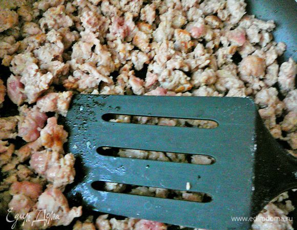 На разогретую сковороду вылить 1 ст.л.оливкового масла,обжарить фарш,постоянно помешивая,обжаривать до легкой корочки.